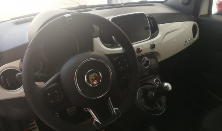 Abarth Competizione – postaw na bogate wyposażenie