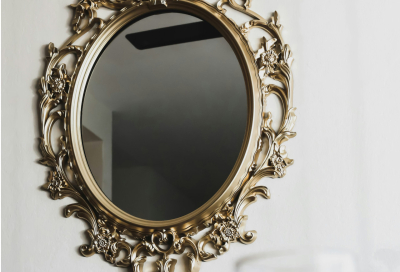 Lustro z podświetleniem w przedpokoju – pomysł na atrakcyjny wizualnie korytarz